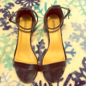 Royal blue suede chunky small heels